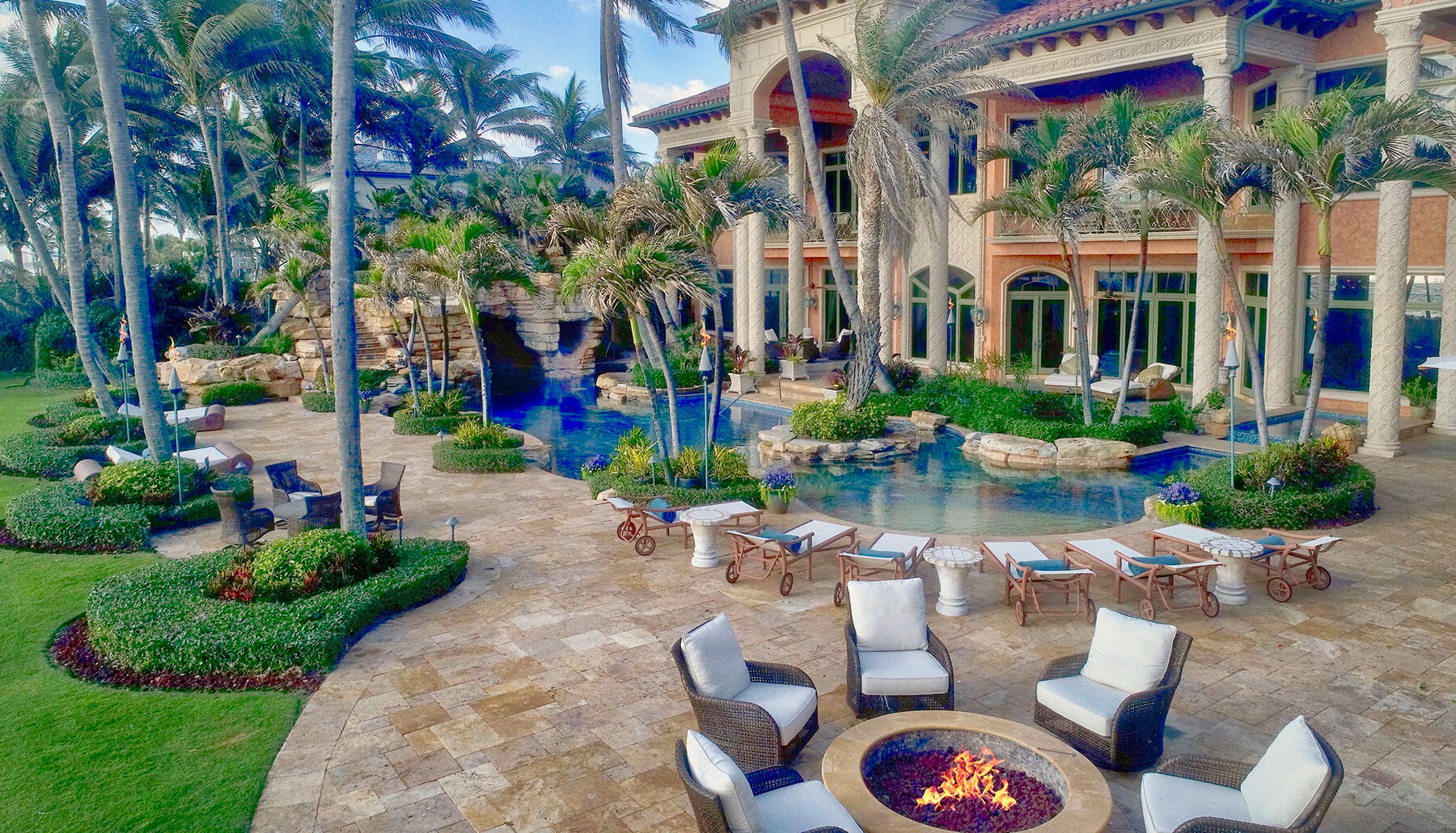 beautiful yard including seating area, house and pool