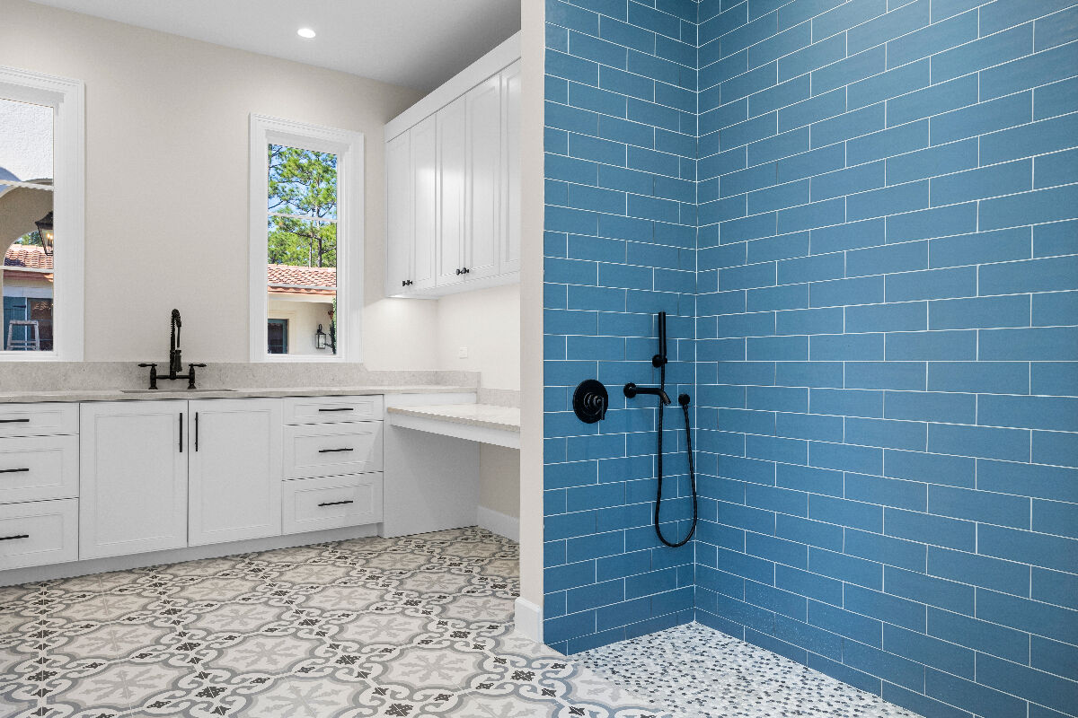 large full bathroom/ mud room with washer and dryer