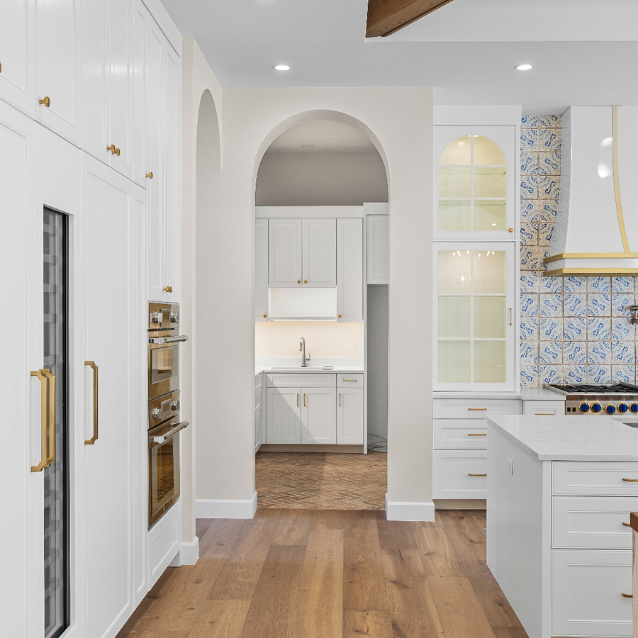 curved entryway to the kitchen