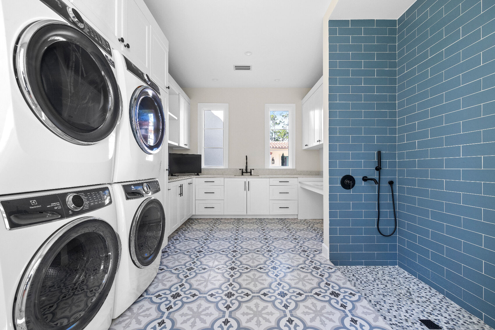 large full bathroom/ mud room with washer and dryer